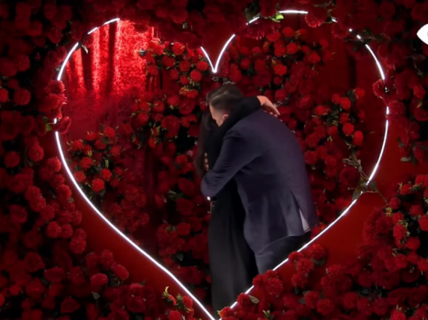 Shën Valentini, Juli merr surprizën romantike nga bashkëshortja! Puthje, përqafime dhe lot gjatë takimit