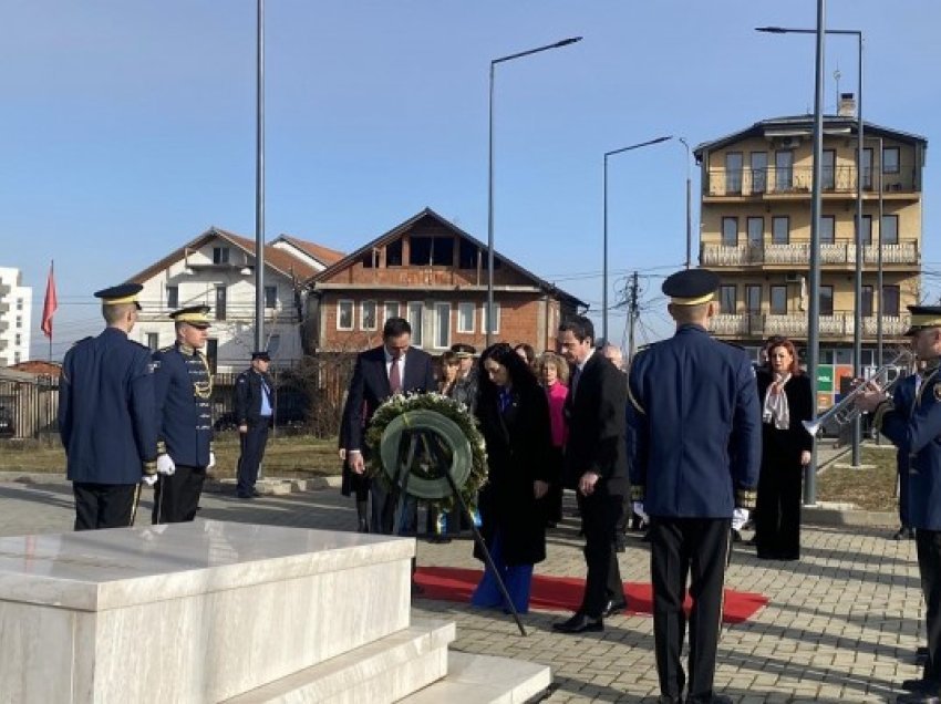 Krerët e shtetit bëjnë homazhe te varri Rugovës dhe Demaçit