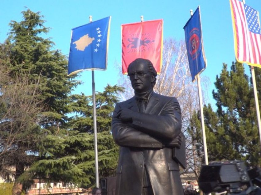 ​“Rugova është profeti i shqiptarëve”, qytetarët e Pejës të lumtur me bustin e ish-Presidentit