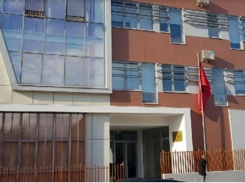 Rrahu rojen e shkollës “Qamil Guranjaku” në Elbasan, prokuroria lëshon urdhërarresti për prindin 40-vjeçar