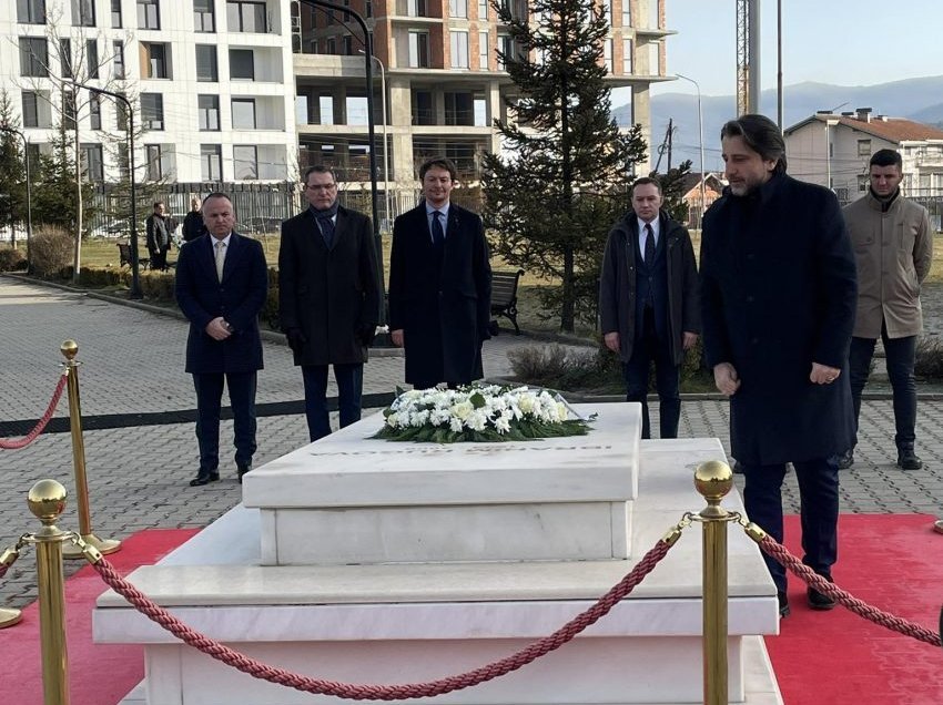 Rama para varrit të ish-presidentit Rugova: Arkitekti i Republikës së Kosovës