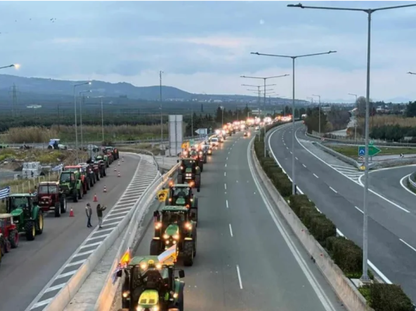 Protestë për uljen e çmimit të naftës dhe energjisë/ Mijëra fermerë nga e gjithë Greqia mblidhen në sheshin e parlamentit në Athinë