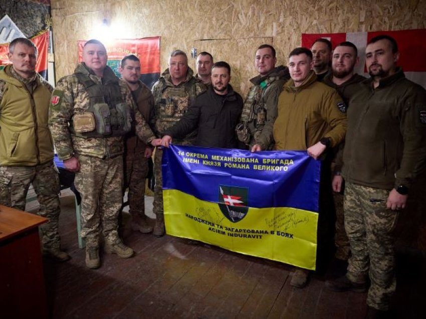 Zelensky viziton trupat në vijën e frontit pranë Kupiansk në rajonin e Kharkiv