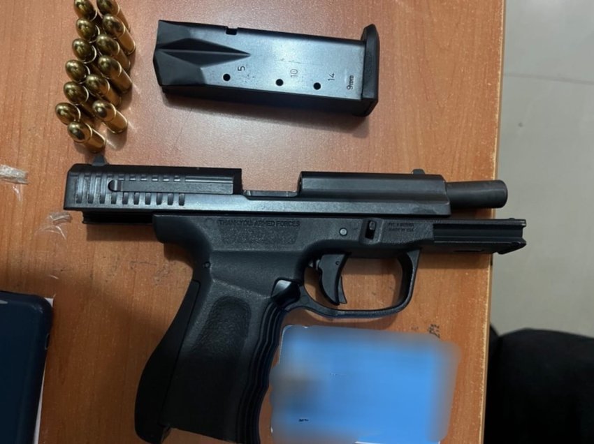 Policia konfiskon dy armë zjarri në Vushtrri