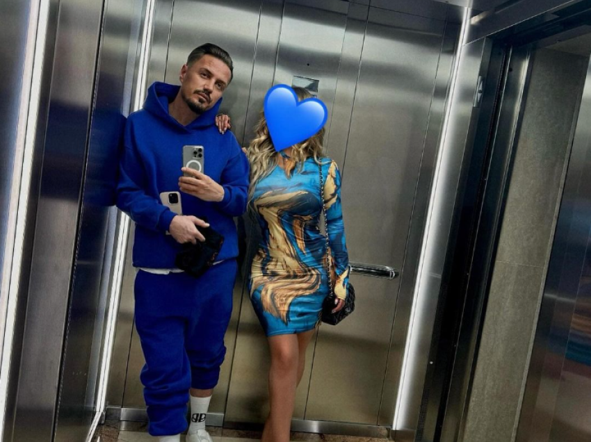 Blero publikon fotografi me të dashurën, ia mbulon fytyrën me ‘emoji’ zemre