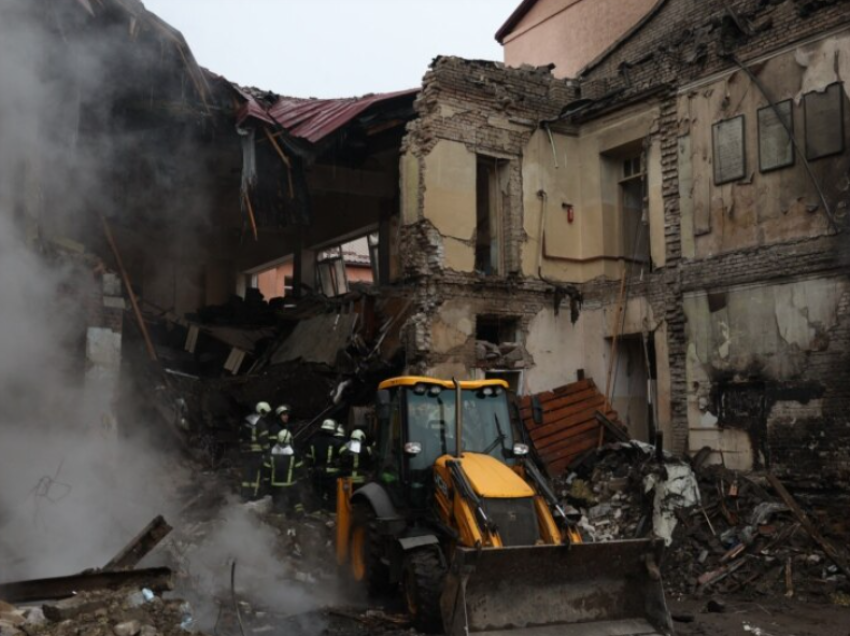 Ukraina dhe Rusia kryejnë sulme të ndërsjella ndërsa shënohet dy vjetori i luftës