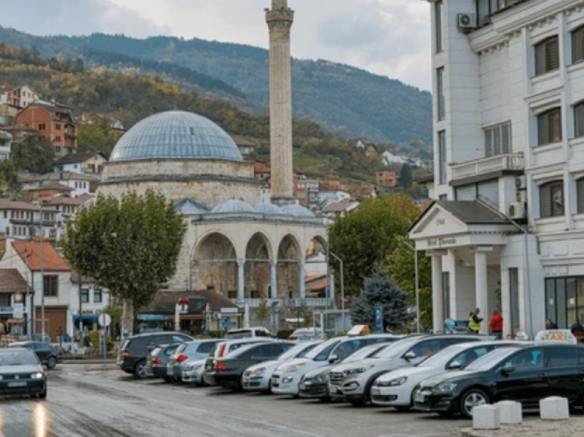 Rast i pazakontë në Prizren: Shoferi harron se ku e ka parkuar veturën, e denoncon rastin në Polici për vjedhje