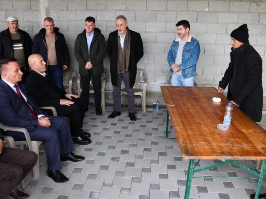 Haradinaj me bashkëpunëtorë viziton familjen e të riut që humbi jetën në Prishtinë