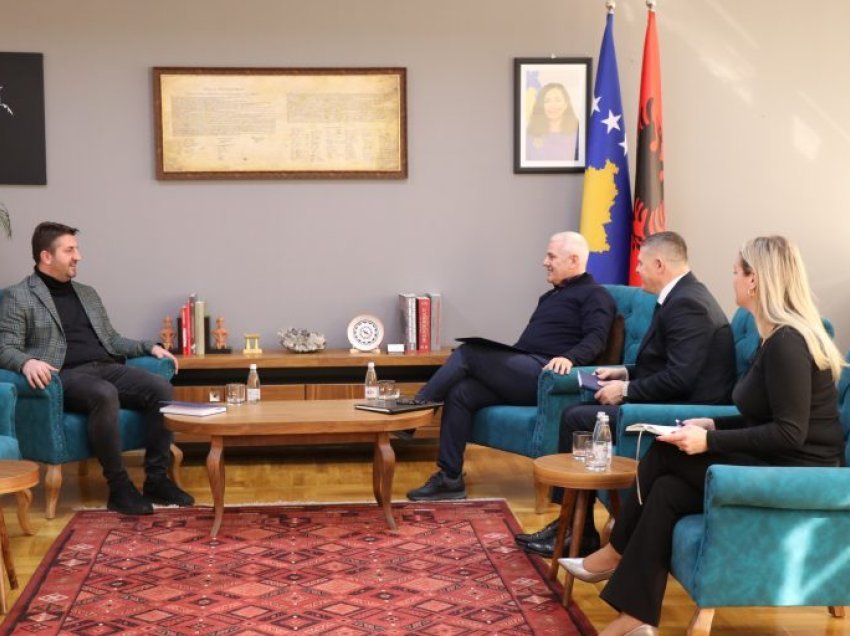 Ministri i Punëve të Brendshme Xhelal Sveçla priti në takim Drejtorin Ekzekutiv të Institutit të Krimeve të Kryera gjatë Luftës në Kosovë