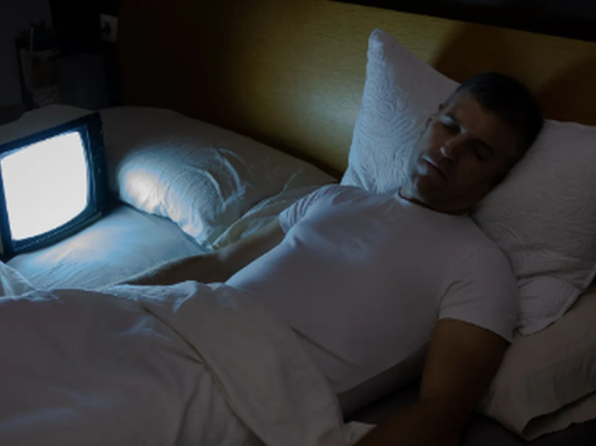 Flini çdo natë me televizorin ndezur? Zbuloni çfarë thonë ekspertët për këtë zakon