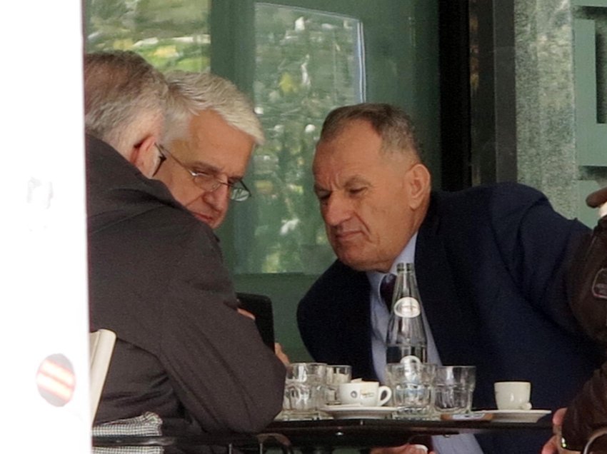Fotot nga paparazzi/ Bisedë në kafe mes dy deputetëve të PS! Çfarë po i tregon Majko, Qefaliajt në telefon?