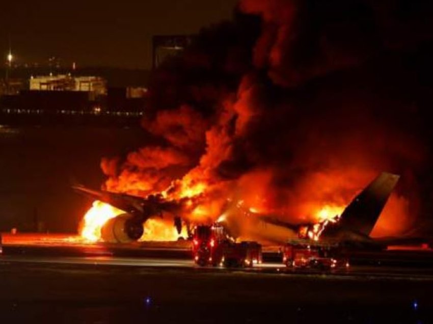 Avioni përfshihet nga flakët, evakuohen qindra pasagjerë, 5 prej tyre të zhdukur