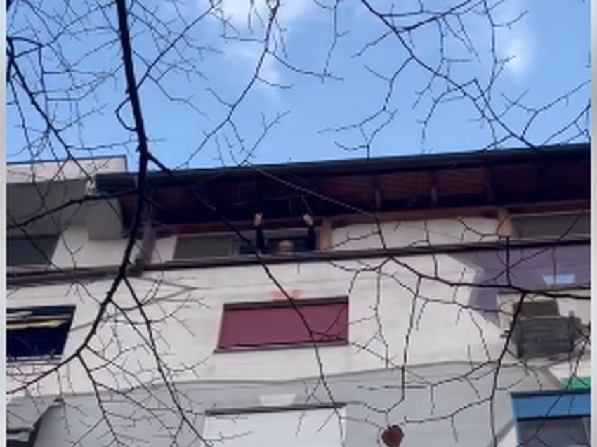 Mbështetësit i shkojnë poshtë banesës, Berisha “thyen” masën e arrestit