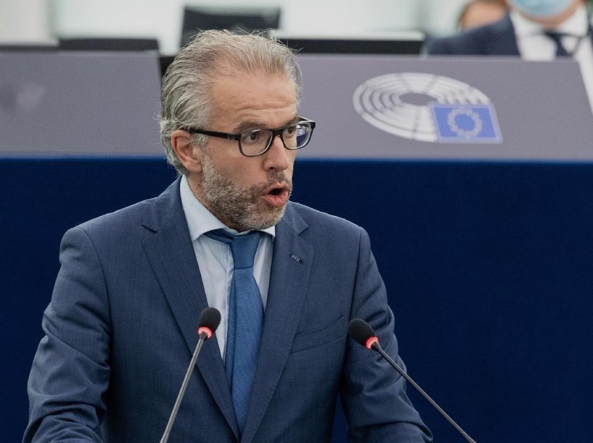 Eurodeputeti Reuten: Pas vizave, ky është hapi i radhës i BE-së për Kosovën
