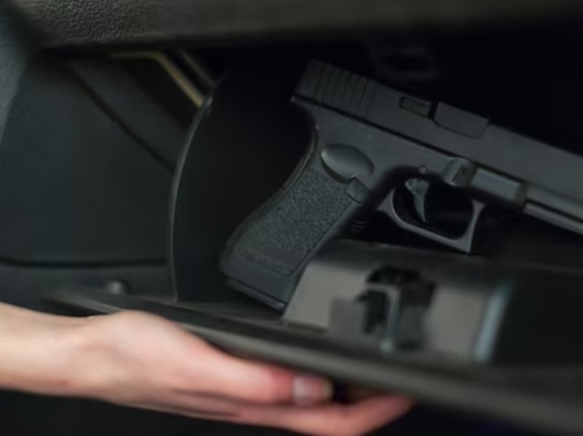 Beteja e shtetit me armët ilegale, 30-vjeçari në Istog kapet me pistoletë në veturë