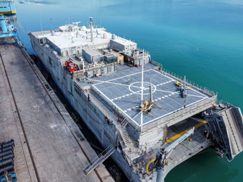 Anija ushtarake amerikane arrin në Portin e Durrësit