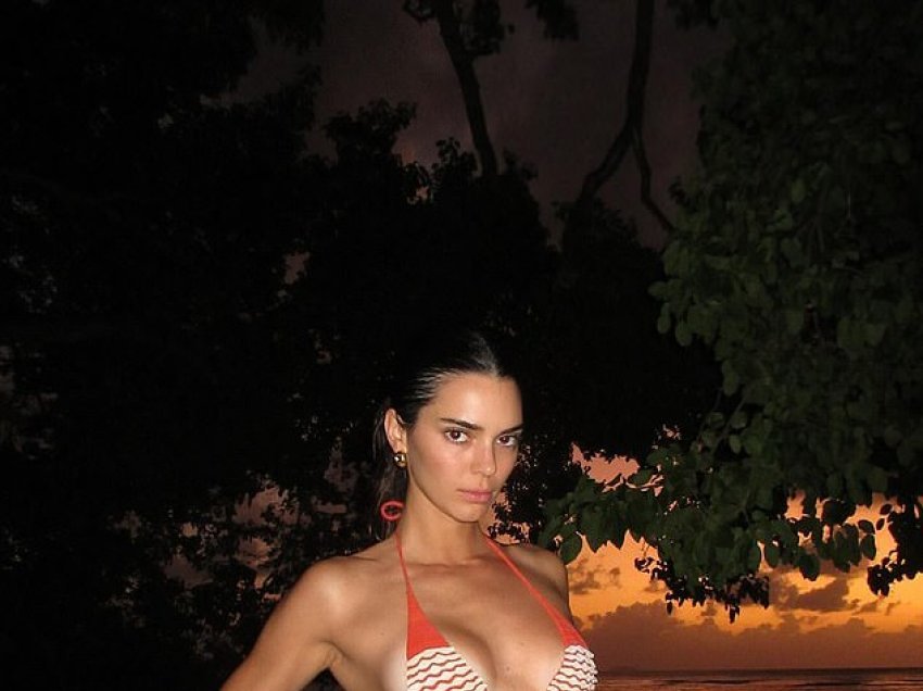Kendall Jenner tregon trupin e saj të tonifikuar në bikini, në pushimet në Barbados