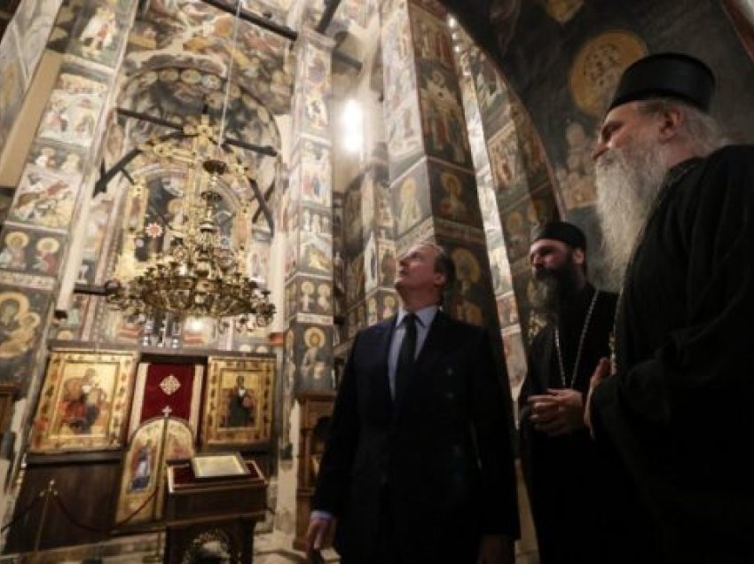 Cameron vizitoi manastirin e Graçanicës, peshkopi Teodosije i ankohet për problemet që sipas tij kisha dhe serbët kanë në Kosovë