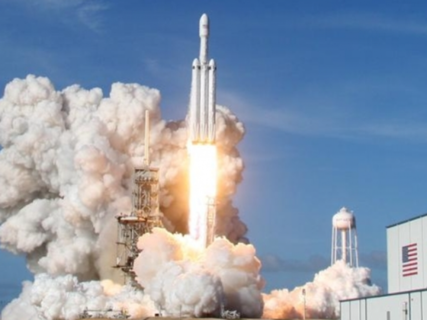 SpaceX lëshon satelitët e parë të shërbimit telefonik