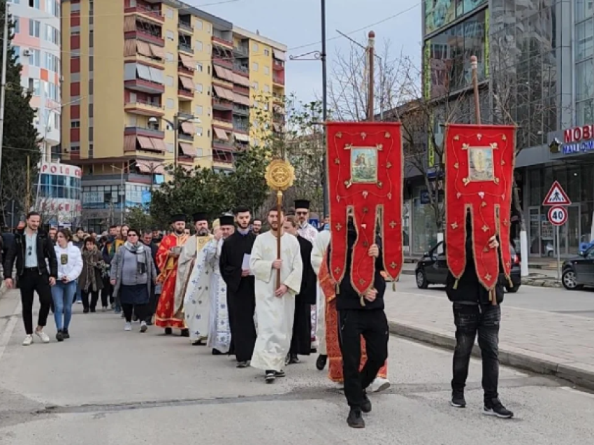 Besimtarët ortodoks të Fierit festojnë ditën e ujit të bekuar! At Nikolla bekon 30-vjeçarin që kapi kryqin