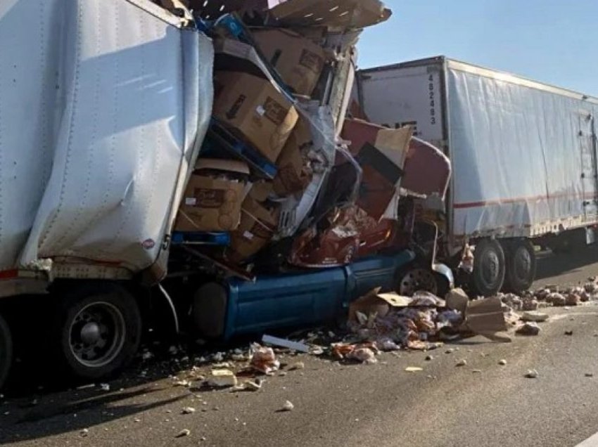 Dy të vdekur dhe disa të lënduar pas një aksidenti ku ishin përfshirë 35 automjete në një autostradë të Kalifornisë