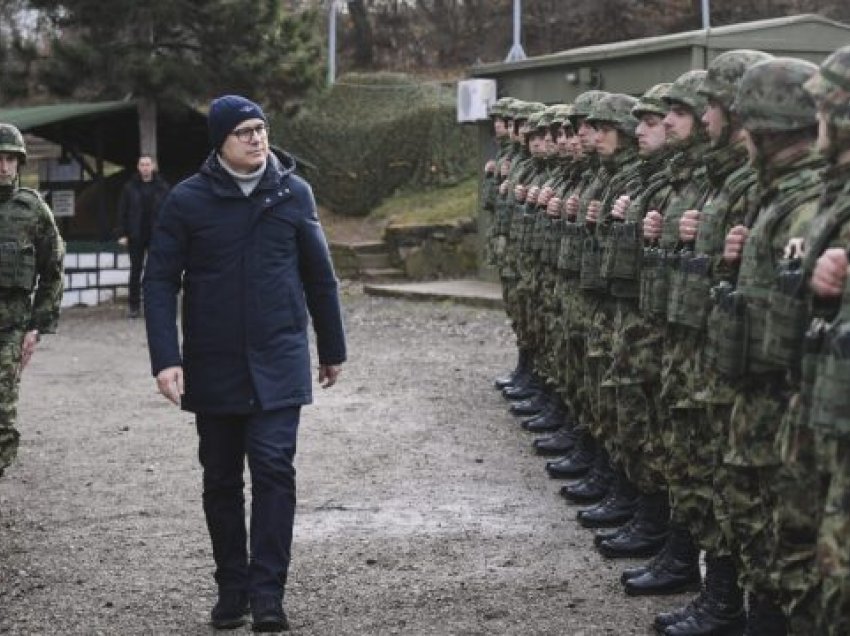 “Pranë Kosovës sonë të shenjtë”, ministri i Mbrojtjes i Serbisë provokon nga baza ushtarake në Medvegjë