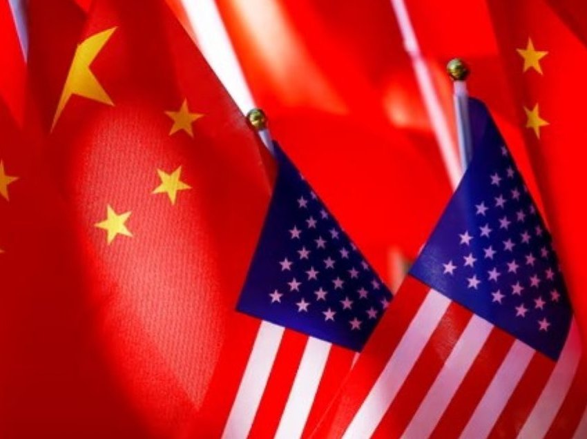 Një oficer i marinës amerikane dënohet me dy vjet burg për spiunazh për Kinën