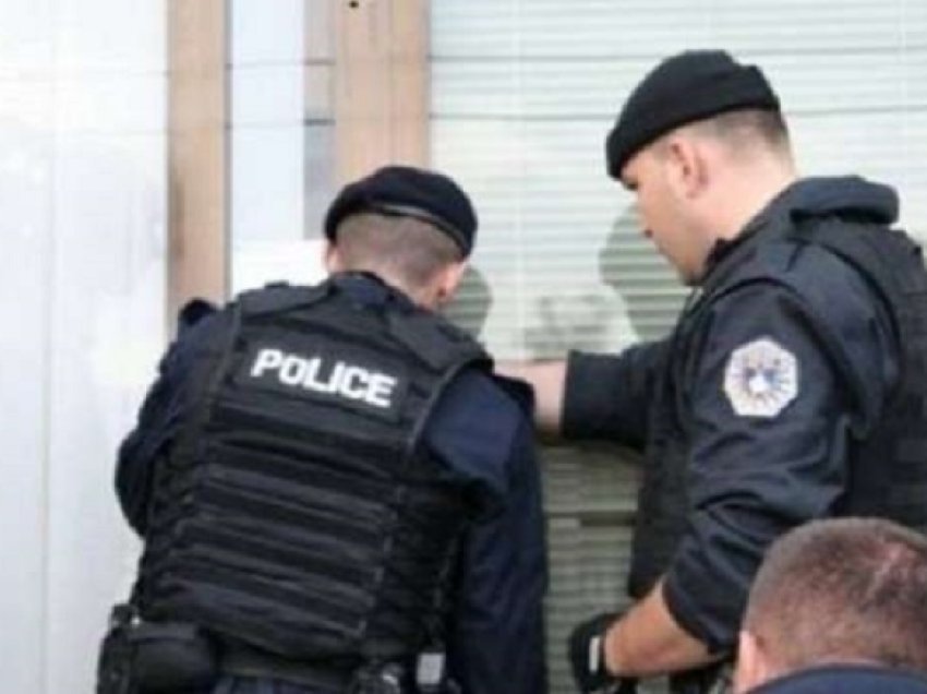 Policia zbarkon në shtëpinë e rahovecasit, gjejnë armë pa leje