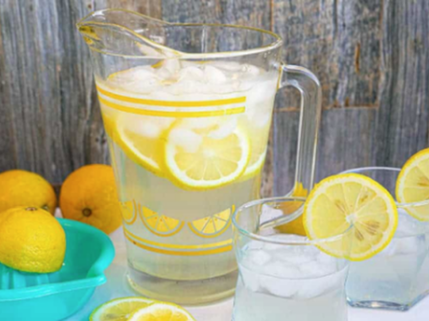 3 përfitimet e pirjes së ujit me limon