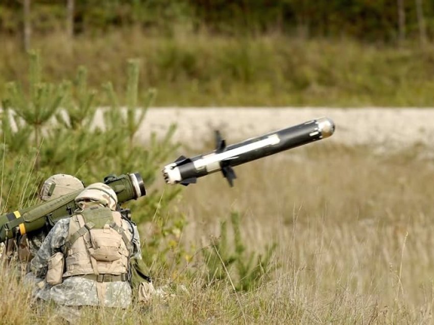 Serbët i bëjnë jehonë lajmit për shitjen e raketave Javelin nga Pentagoni për Kosovën