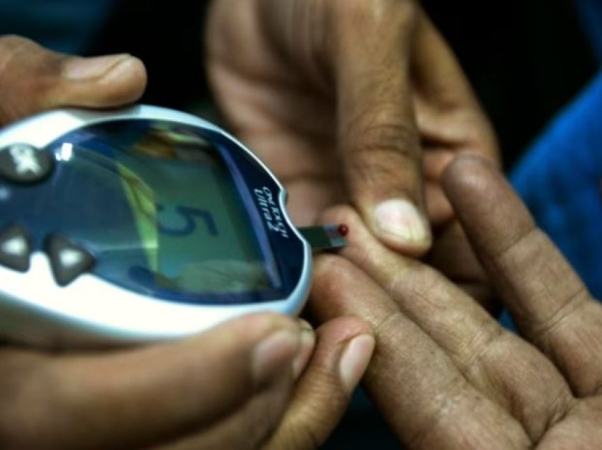 Britani, mjekët tërheqin vëmendjen mbi përdorimin e pajisjeve që monitorojnë glukozën  