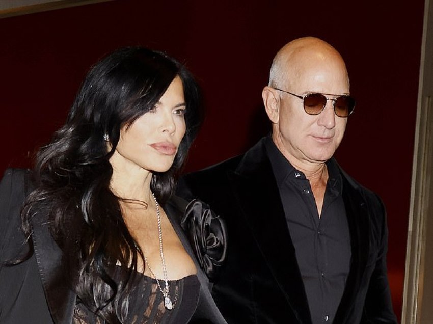 Lauren Sanchez shfaqet me një fustan të zi të tejdukshëm, ndërsa del me të fejuarin e saj miliarder Jeff Bezos
