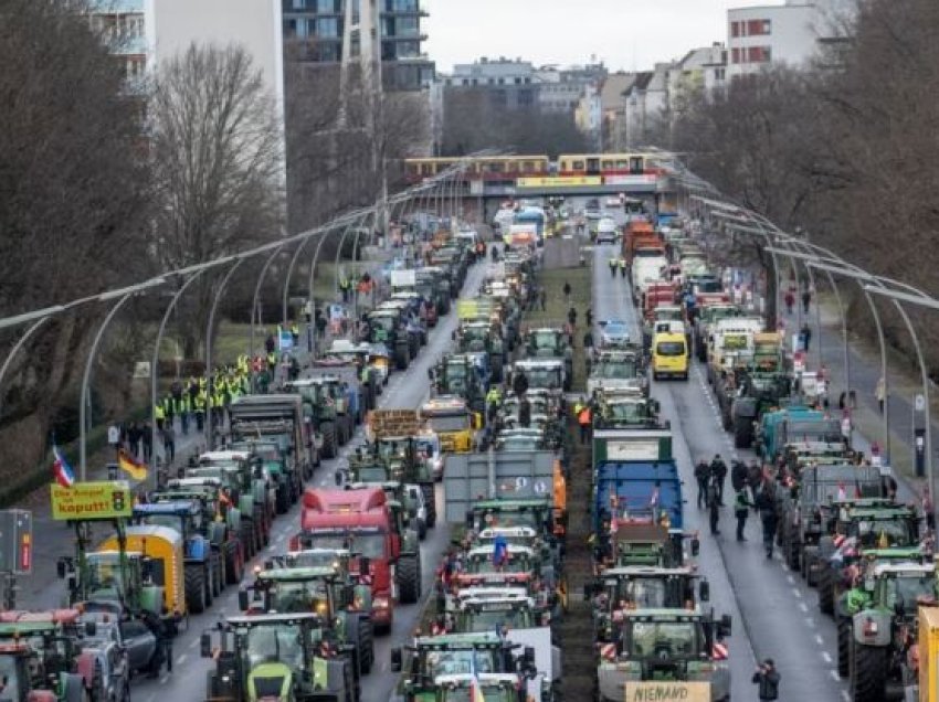 Mijëra bujq e bllokojnë Berlinin, ministri i Financave u thotë se s’ka më para