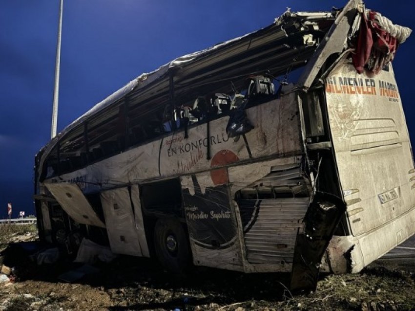 ​Turqi: 9 të vdekur dhe 30 të plagosur pasi autobusi bie në kanal