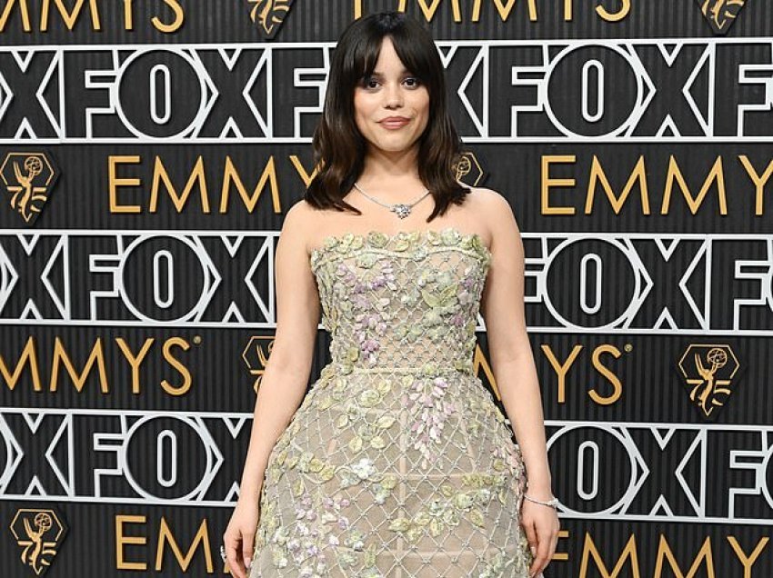 Jenna Ortega mahnit me një fustan të qëndisur në “Emmys 2024”