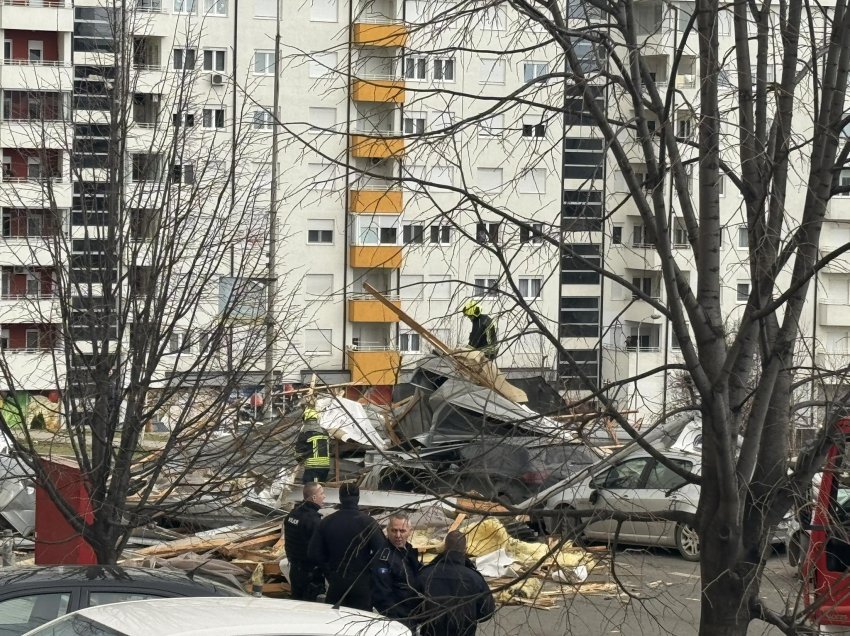 Policia jep detaje rreth rënies së çatisë së komunës në Prishtinë