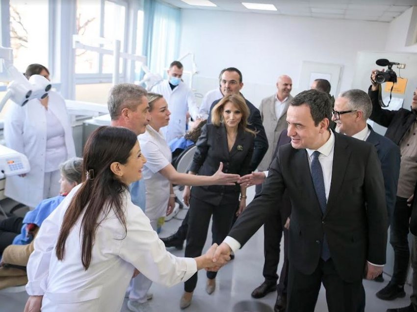 Kurti vizitoi Qendrën e Klinikës Universitare Stomatologjike e cila ka filluar me ofrimin e shërbimeve të reja