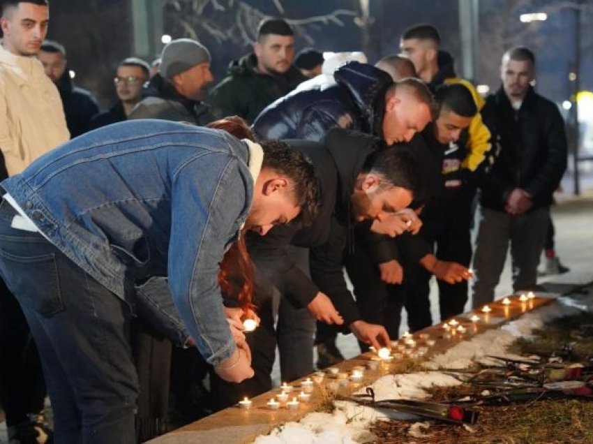 Të rinjtë e LDK-së ndezin qirinj në nderim të 18-vjeçarit Lulzim Fejzullahu, i cili vdiq pas rrahjes nga dy persona të mitur