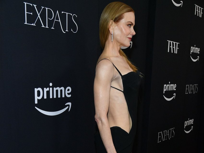 Nicole Kidman vishet me një fustan shumë zbulues, teksa merr pjesë në premierën e “Expats” në New York
