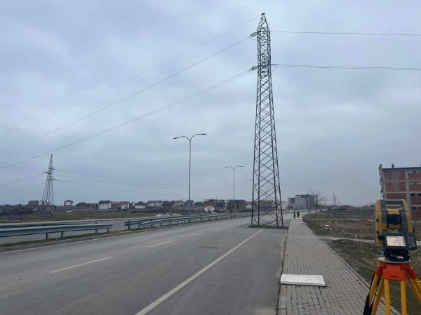 ​Nis largimi i shtyllës elektrike në rrugën e Transitit të Ri në Prizren