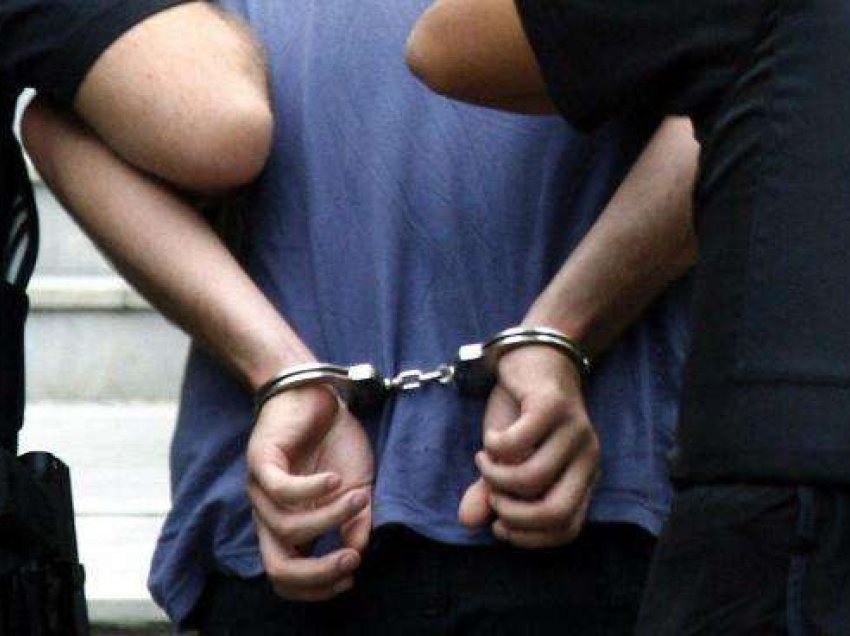 Arrestohen dy persona në Skenderaj, kanosën një tjetër – policia e konfiskon një pistoletë të plastikës