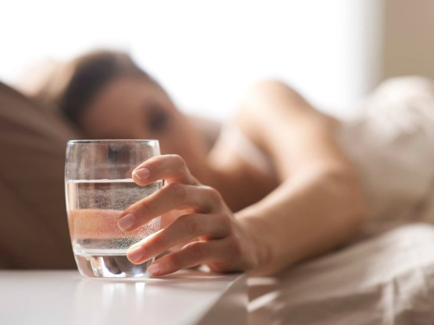 Përfitimet për shëndetin nëse pini ujë sapo të zgjoheni
