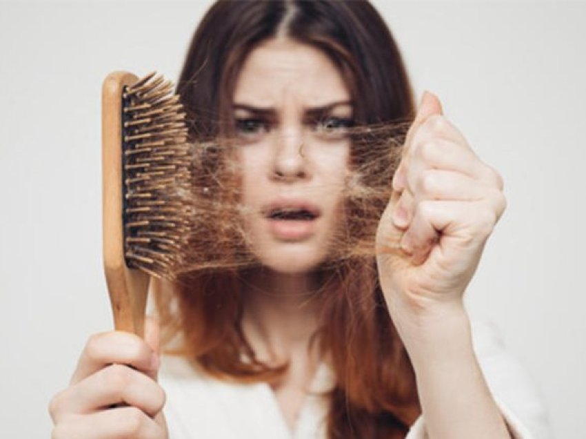 Ju mundon rënia e flokëve: Zgjidheni këtë problem me katër përbërës, të cilët çdokush i ka në shtëpi!