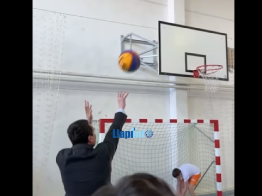 Albin Kurti “rivalizon” Edi Ramën në basketboll, dalin pamjet epike nga salla sportive në Podujevë