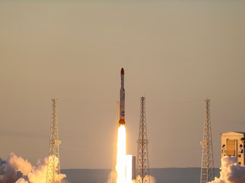 Irani dërgon në orbitë tre satelitë
