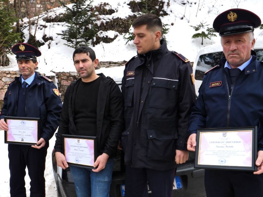 Shpëtuan çiftin zviceran në Korab, Bashkia Dibër vlerëson të rinjtë dhe policët 