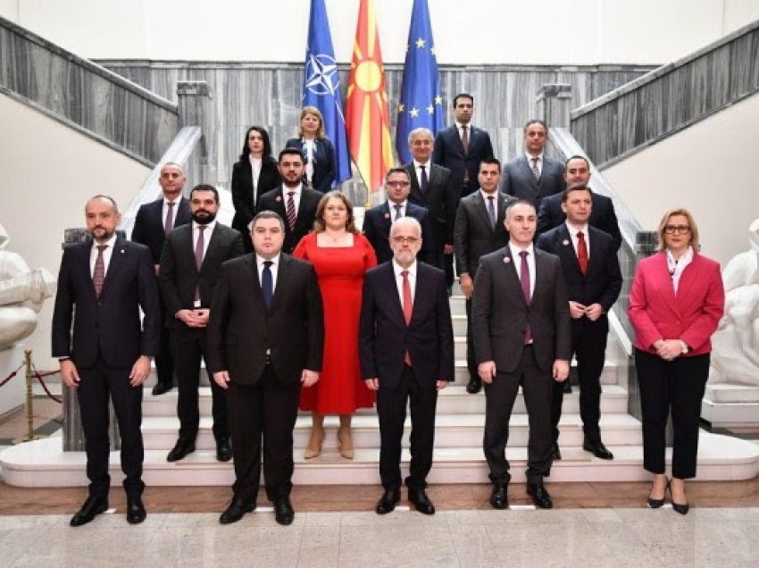 ​Osmani publikon foton e kabinetit të kryeministrit të parë shqiptar Talat Xhaferi