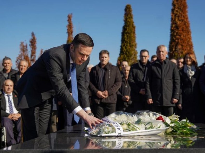 Abdixhiku bën homazhe në 14 vjetorin e vdekjes së ish-kryetarit të Istogut, Fadil Feratit