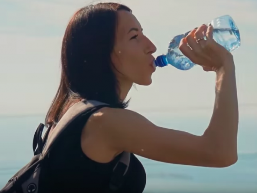 Si arrin trupi ta dijë kur keni pirë ujë mjaftueshëm?
