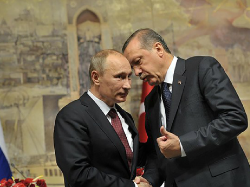 Turqia forcon lidhjet me Putinin dhe Ukrainën